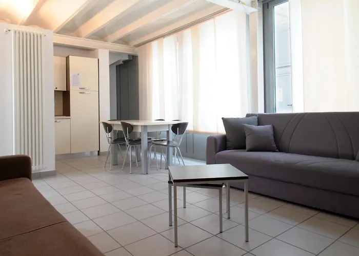 Per Adulti, Only Adults Apartment